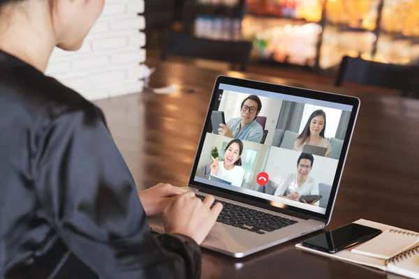 İş kadınlarının video konferansında satış raporları hakkında konuştuklarını gördüm. Bilgisayarı ve tableti kullanan Asyalı ekip görüntülü arama yapıyor. Evden çalışıyor, uzaktan çalışıyor ve sosyal izolasyon uyguluyor..