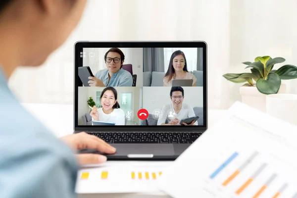 İş kadınlarının video konferansında konuştuklarını ve tartıştıklarını gördüm. Bilgisayarı ve tableti kullanan Asyalı ekip görüntülü görüşme yapıyor. Evden çalışıyor, uzaktan çalışıyor ve kendini izole ediyor..