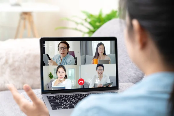 Ev toplantısından bir grup mutlu Asyalı çalışma ya da tablet veya dizüstü bilgisayar yoluyla covid coronavirüs iş devamlılık planı ile 5G internetteki çevrimiçi video konferans uygulaması üzerinde beyin fırtınası yapmak.