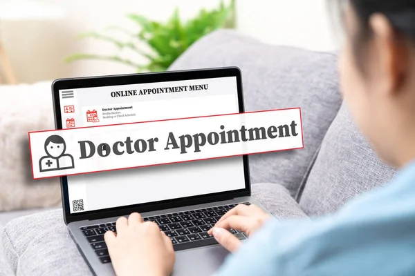 Asyalıların evde karantina kadını ve dijital sağlık tedavi rezervasyonu ile test covid koleksiyonu kavramında internetten doktor randevusu ya da dizüstü bilgisayar rezervasyonunu kullanmalarının arka görüntüsü.