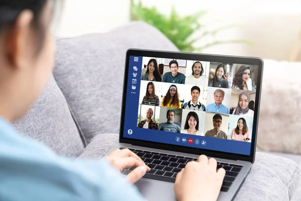 年轻的亚洲女商人的回顾工作远程在家庭视频会议远程呼叫企业集团 在网上开会 小组讨论在线概念 并在笔记本电脑上显示团队合作精神 — 图库照片