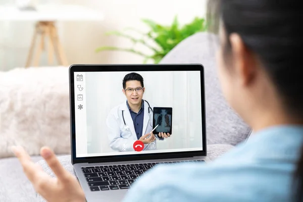 Asiatico Cinese Medico Videoconferenza Chiamata Online Parlando Follow Distanza Con Fotografia Stock