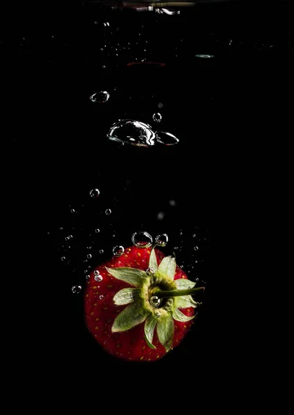 草莓掉入水中 — 图库照片