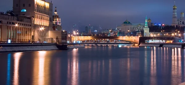 Kremlin van Moskou rivier — Stockfoto
