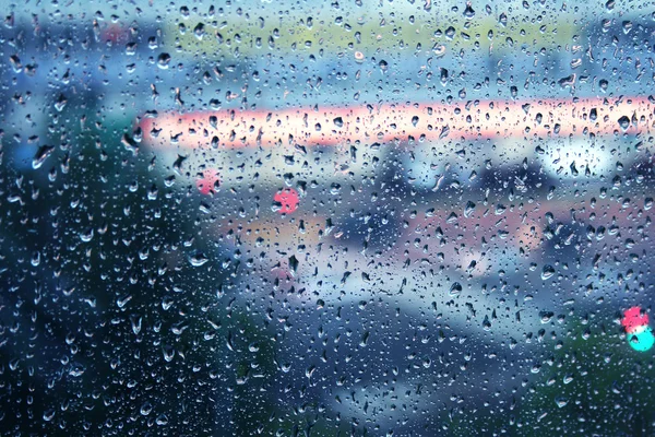 Wassertropfen aus Straßenglas — Stockfoto