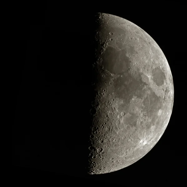 Kuun ensimmäinen neljännes — kuvapankkivalokuva
