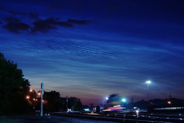 Moskova tren istasyonunda noctilucent bulutlar