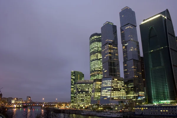 モスクワの超高層ビルの夜 — ストック写真