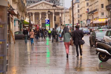 Paris yağmurlu insanlar