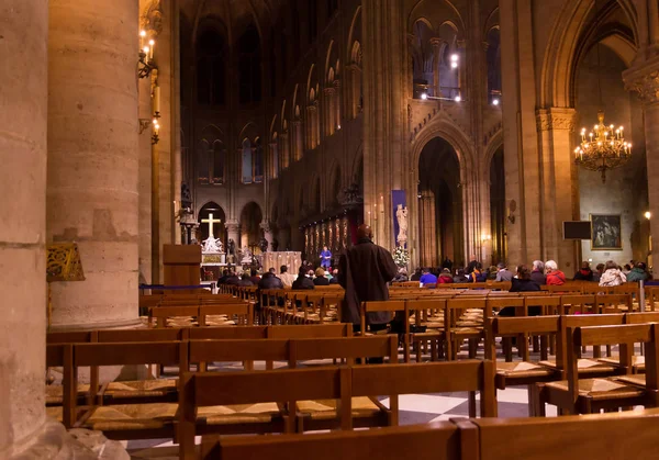 Notre Dame interiör massa — Stockfoto