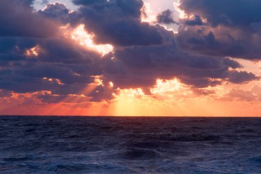 Canlı günbatımı deniz