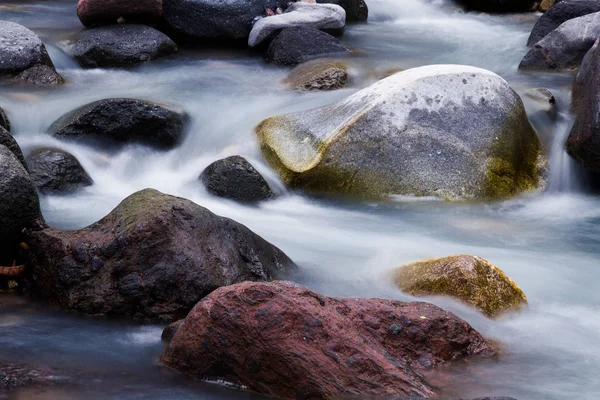 Pedras da corrente de água — Fotografia de Stock