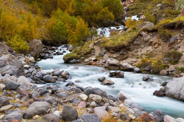 Mountain stream efteråret - Stock-foto