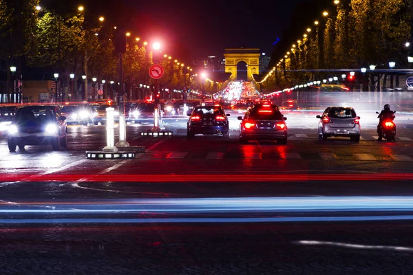 Champs-Elysees noite de trânsito — Fotografia de Stock