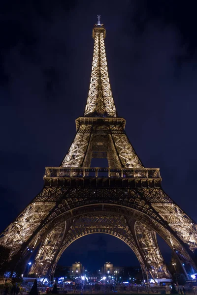 2014 日にイルミネーションと夜エッフェル塔 フランス パリの主要ランドマーク — ストック写真