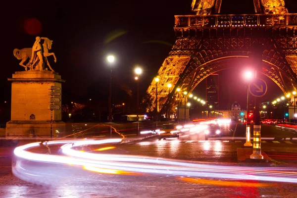 Noche de tráfico Torre Eiffel de París — Foto de Stock
