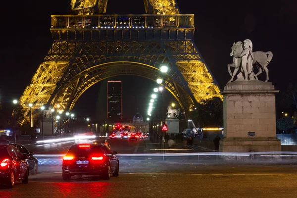 Eiffeltoren Parijs verkeer nacht — Stockfoto