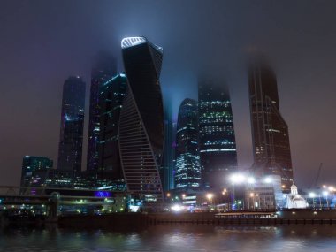 Moskova şehir gece sis