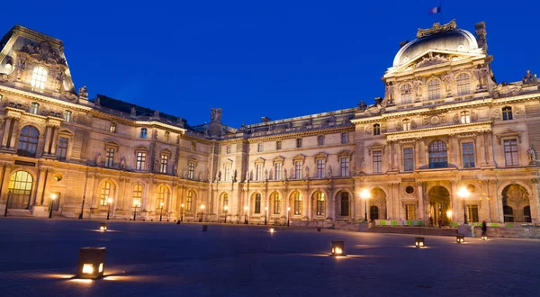 Paris, Louvre Musée du Louvre akşam
