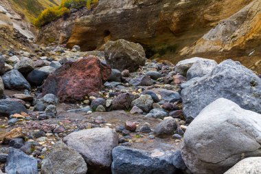 Taşlar ve kayalar tarafından çevrili bir sonbahar tarafından dağ Kuru dere (nehir).