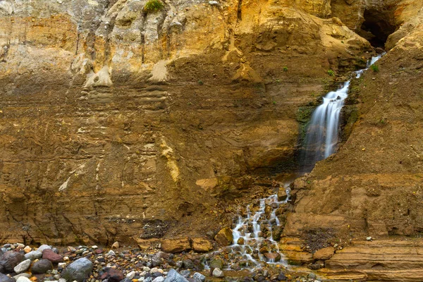 Corriente Montaña Cascada Rodeada Piedras Rocas —  Fotos de Stock