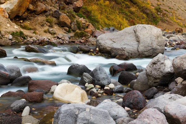 Ruisseau Montagne Par Automne Entouré Pierres Rochers — Photo