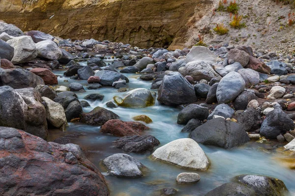 被石头和岩石包围的秋天的山溪 — 图库照片
