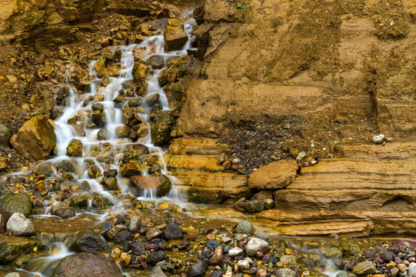 Corrente Montanha Cachoeira Cercada Por Pedras Rochas — Fotografia de Stock