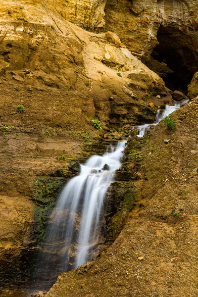 Ruscello Cascata Montagna Circondati Pietre Rocce — Foto Stock