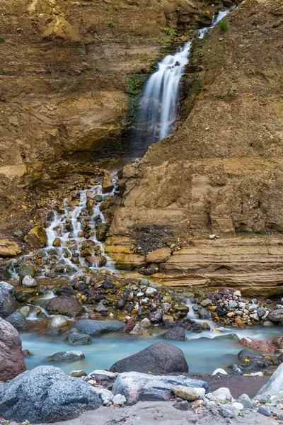 被石头和岩石包围的河流和瀑布 — 图库照片