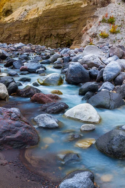 Horský Potok Podzim Obklopen Kameny Skály — Stock fotografie
