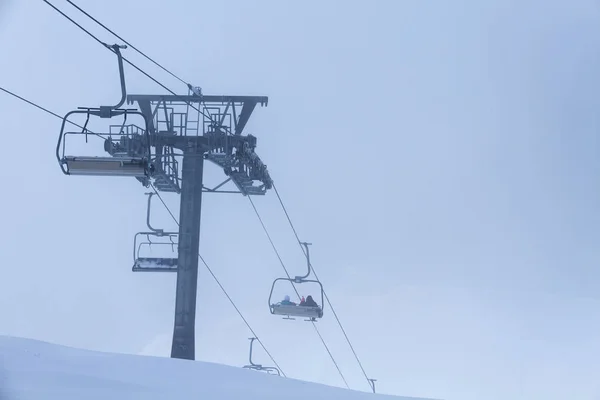 Krzesło Wyciąg Narciarski Stoku Wzgórza Pokryte Śniegiem Górach Przez Zimowego — Zdjęcie stockowe