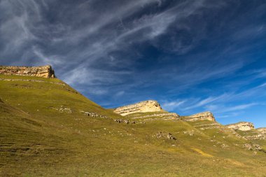 Kayalar bulutlar gökyüzü