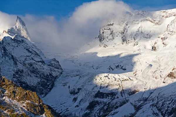 Kafkas Dağları Taşları Kış Kar Bir Backckground Olarak Bulutlu Gökyüzü — Stok fotoğraf
