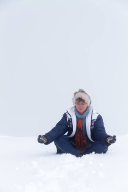 Kız dağlar zen poz