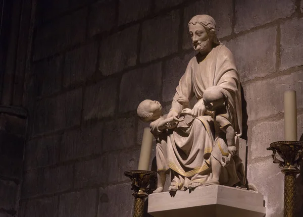 Statua scultura Notre Dame — Foto Stock