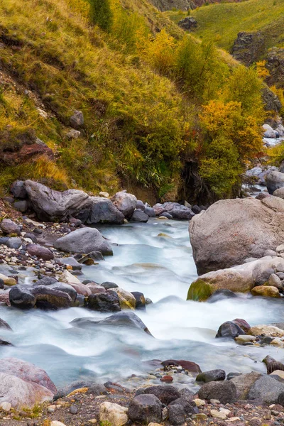 Río de montaña otoño —  Fotos de Stock