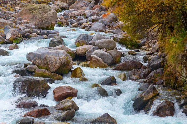 Sonbahar akışı dağlar