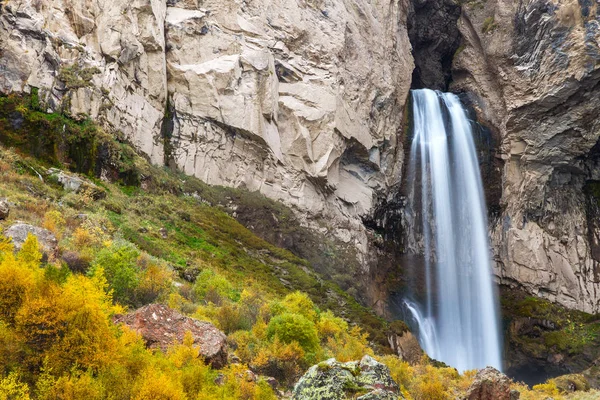 Kayalar akış Şelalesi