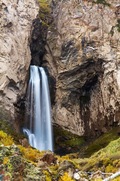 Cachoeira de fluxo de rochas — Fotografia de Stock