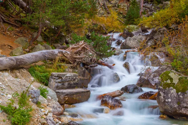 Flusso di montagna autunno — Foto Stock