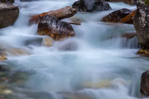 Pedras da corrente de água — Fotografia de Stock