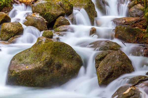 Water stroom stenen — Stockfoto