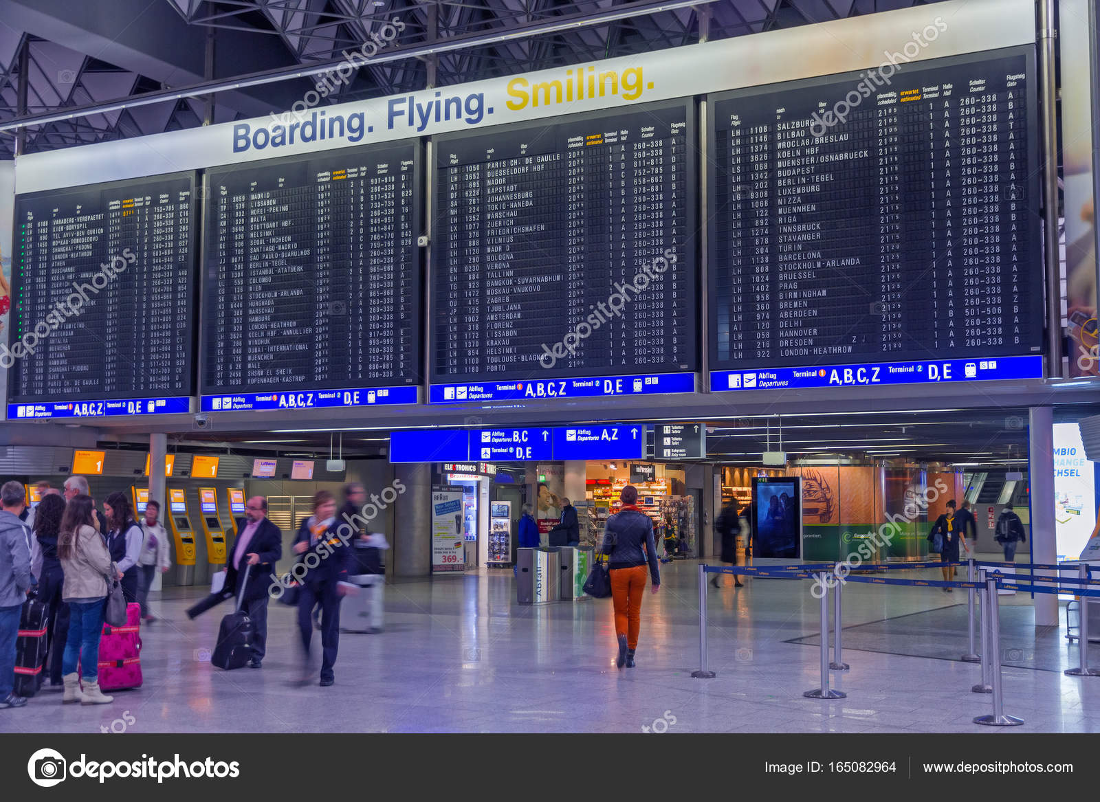 Старое табло в аэропорту. Франкфурт табло рейсов. Франкфурт табло рейсов. Франкфурт аэропорт табло вылета. Информационное табло в аэропорту.