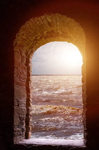 Морской пейзаж через каменное окно — стоковое фото