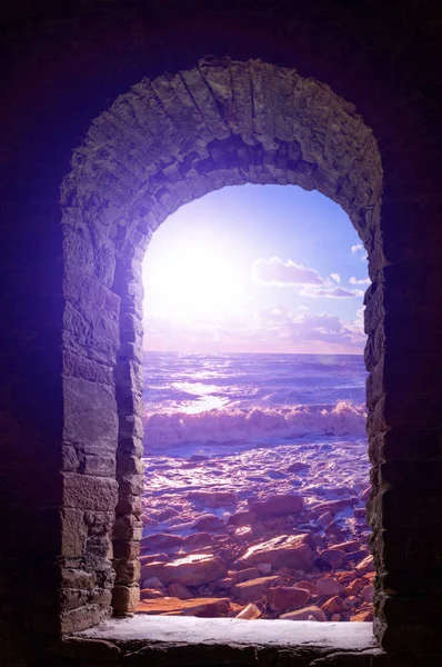 Морські камені пейзаж через кам'яне вікно — стокове фото