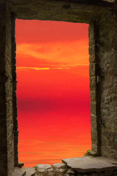 Gün batımı deniz eski pencere