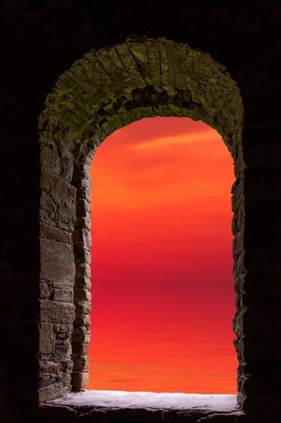 Під час заходу сонця море стародавніх вікно — стокове фото