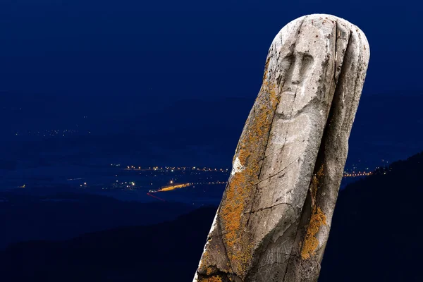 Ancienne Idole Rituelle Pierre Totem Avec Paysage Montagne Nocturne Vallée — Photo
