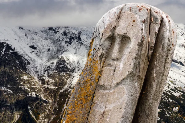 Starověké Kámen Domorodé Rituální Totem Idol Zimní Horská Krajina Jako — Stock fotografie